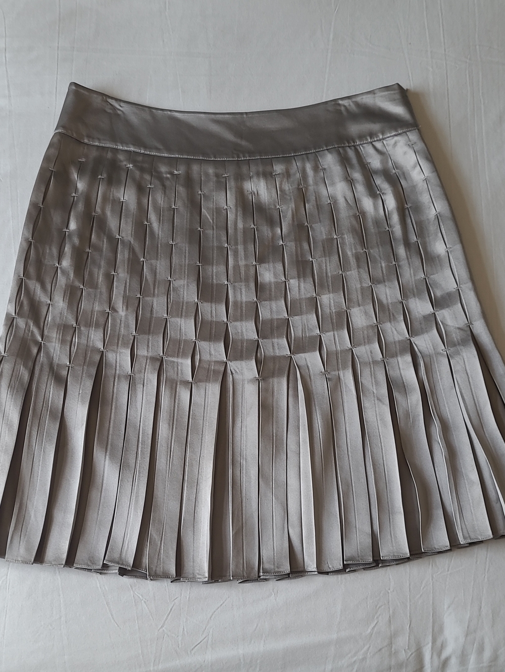 Magaschoni Silk Silver Box Pleated Skirt. Sz. 12. Like New.